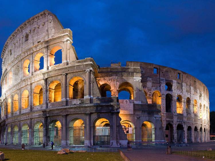 Nighttime guided tours of the Colosseum return 